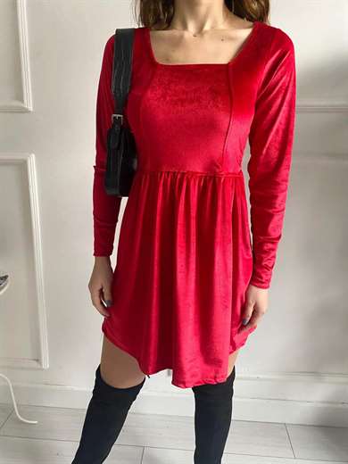 Volanlı ElbiseKırmızı Kare Yaka Kadife Elbise 