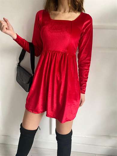 Volanlı ElbiseKırmızı Kare Yaka Kadife Elbise 